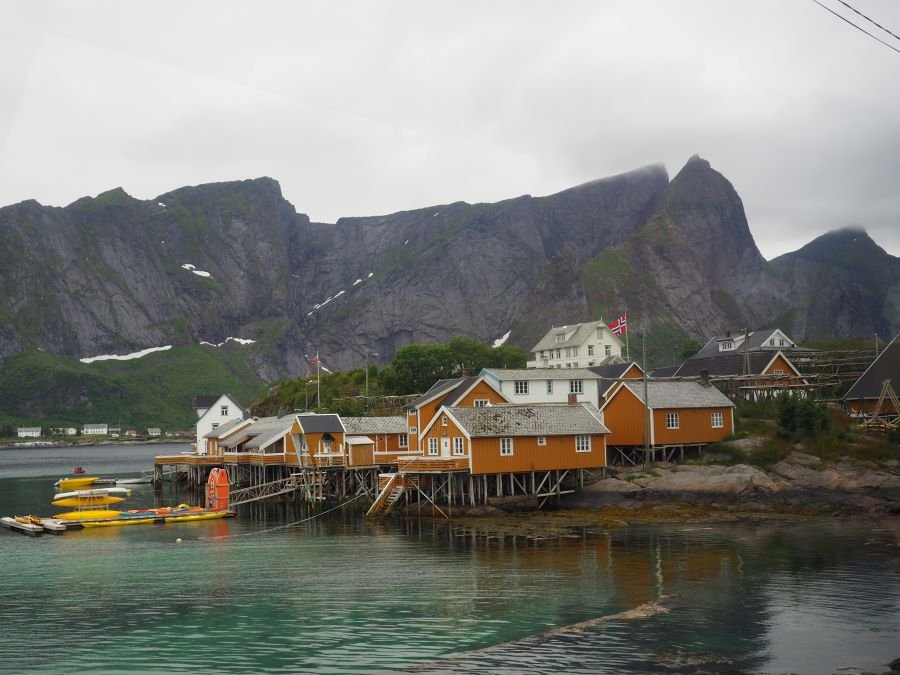 κίτρινα σπίτια στο Reine,Lofoten