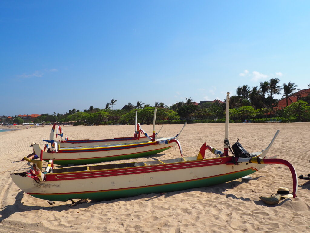 ξύλινες παραδοσιακές βάρκες στην ακτή στη Nusa Dua,Bali
