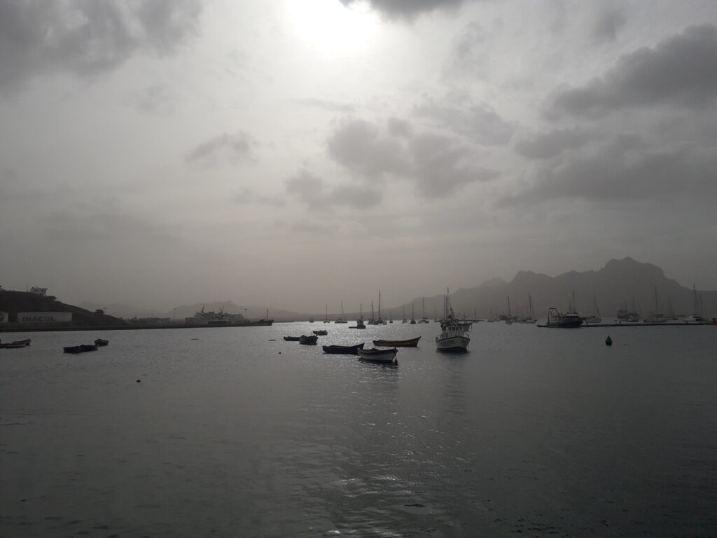 Η θάλασσα σε γκρι φόντο με βάρκες στο Μιντέλο του cape verde