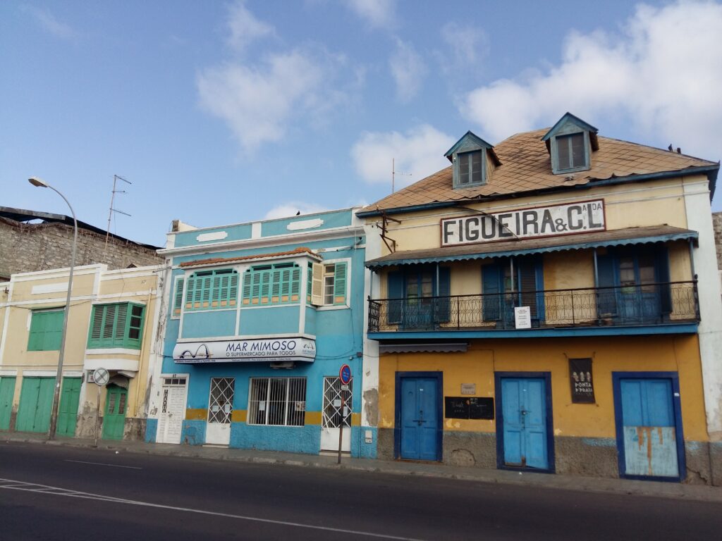 σπίτια πολύχρωμα σε δρόμο στο mindelo