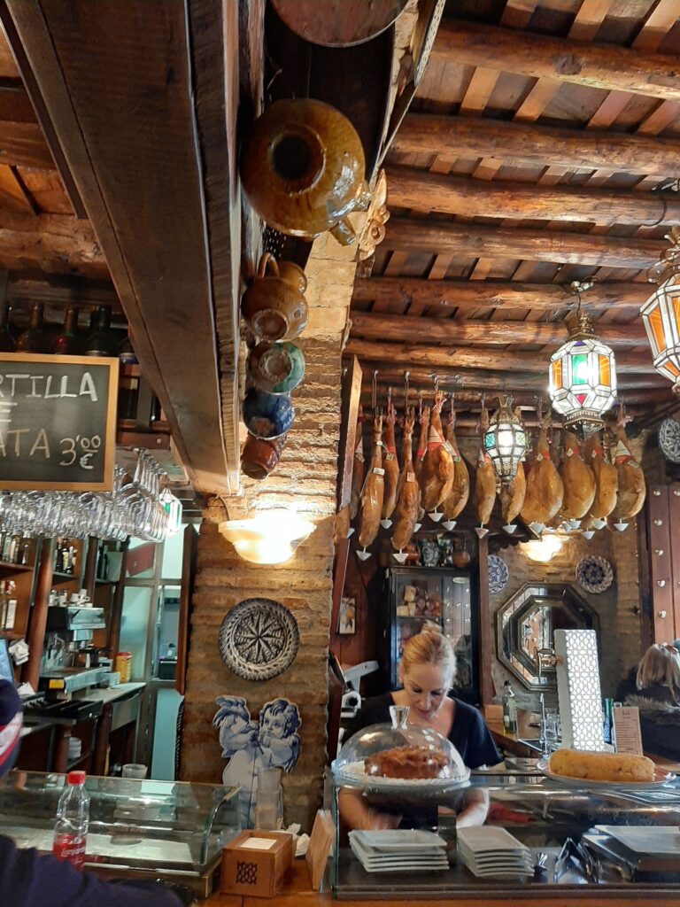 εστιατόριο με κρεμασμένα χοιρινά μπούτια στη Γρανάδα