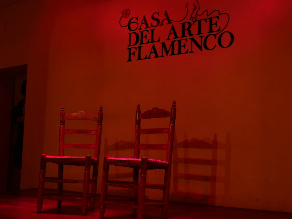 σκήνη φλαμένκο με 2 καρέκλες σε κόκκινο φόντο