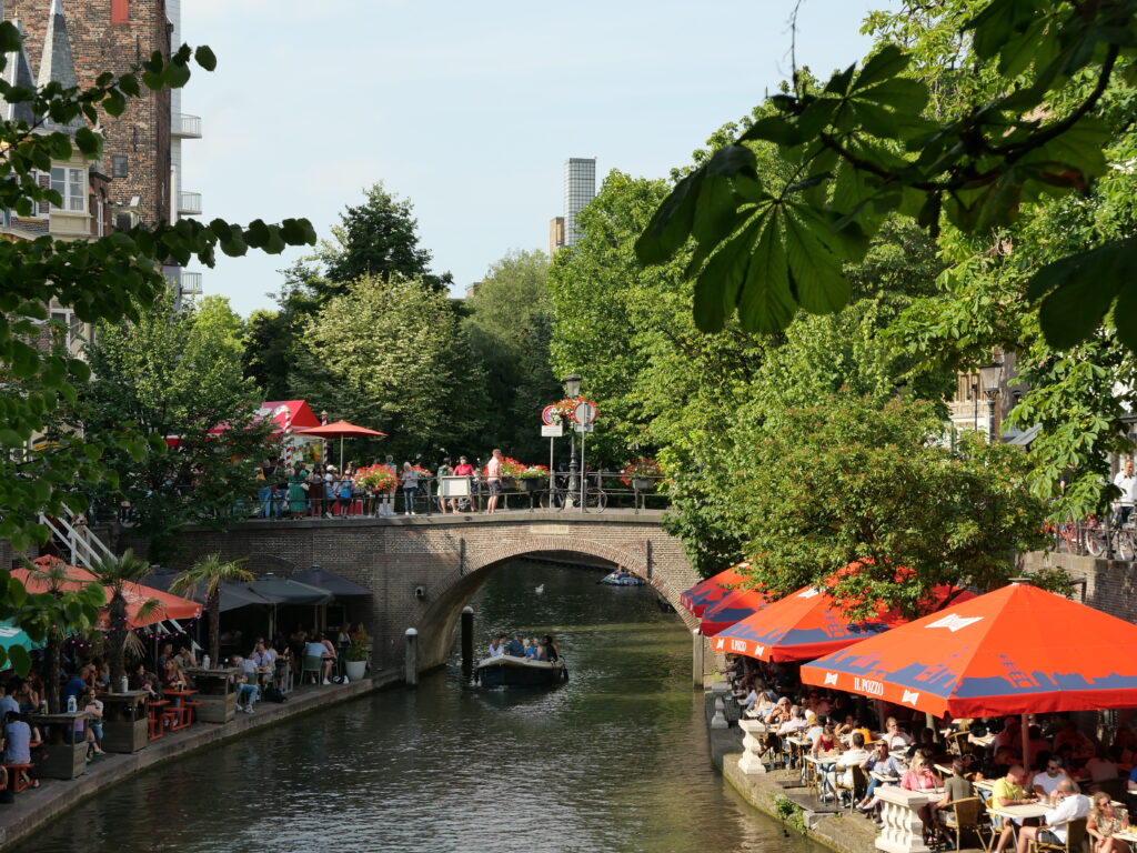 Τα κανάλια της Ουτρέχτης με κόσμο και τραπεζάκια με cafe
