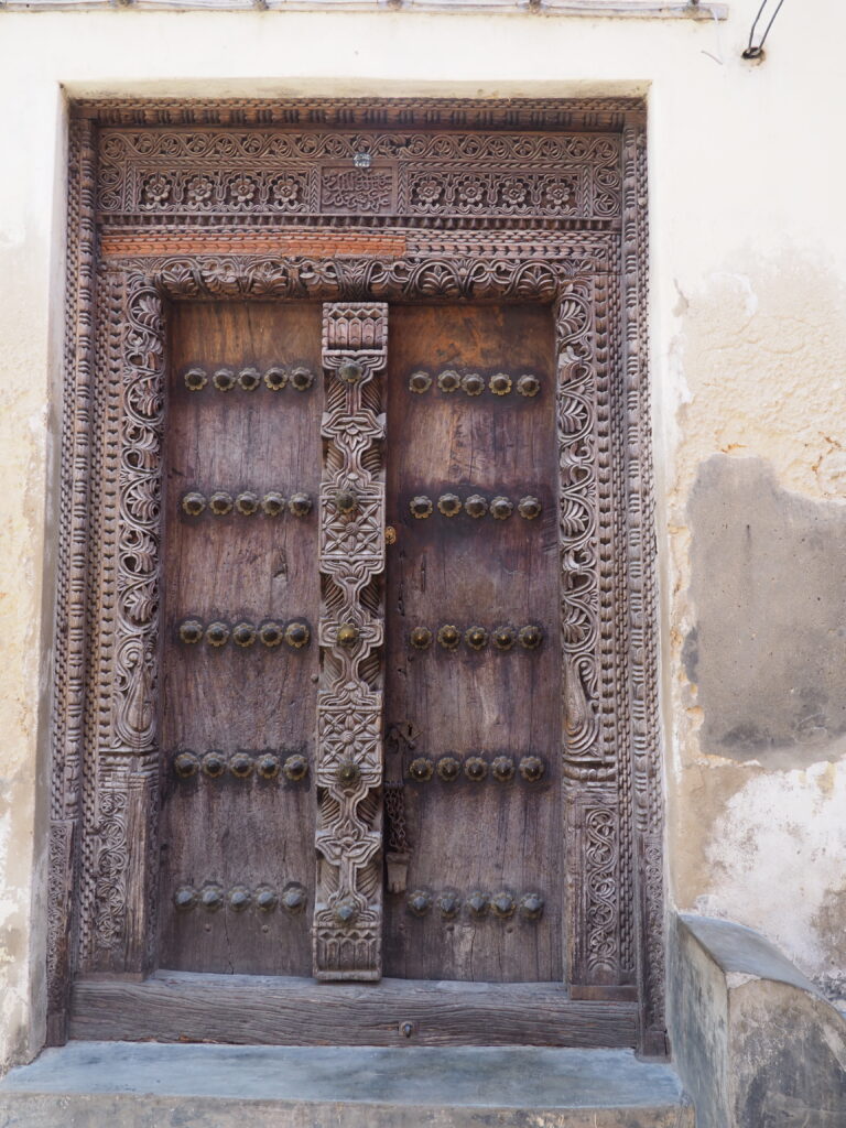 παραδοσιακή ξύλινη σκαλιστή πόρτα στην πέτρινη πόλη της Ζανζιβάρης
