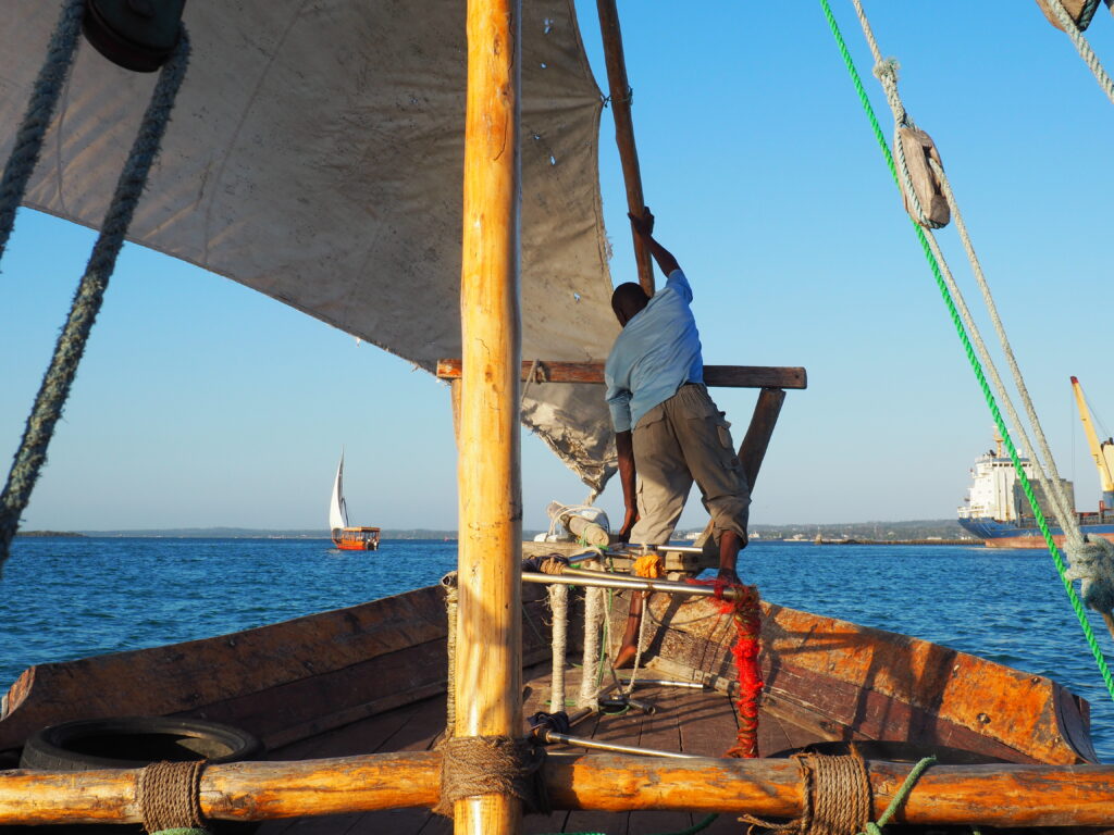 ξύλινο σκάφος που πλέει στα νερά της Ζανζιβάρης