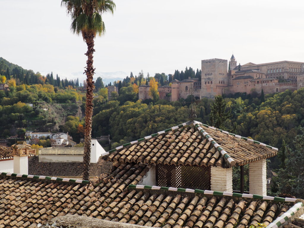 οι στέγες και Αλάμπρα όπως φαίνεται από μακριά