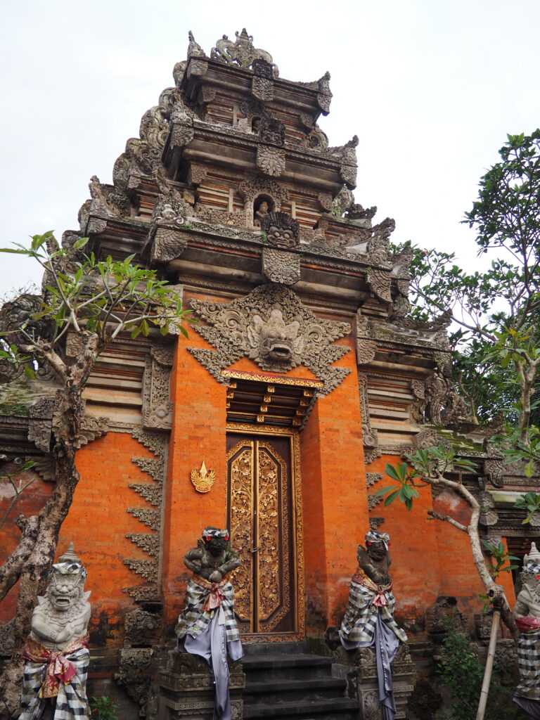 ναός στολισμένος με αγάλματα στο Ubud