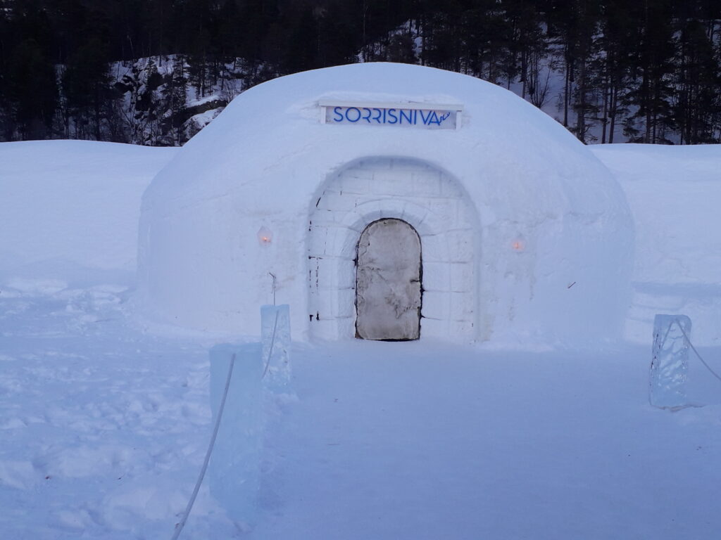 το παγωμένο εξωτερικό του Sorrisniva hotel στην Άλτα