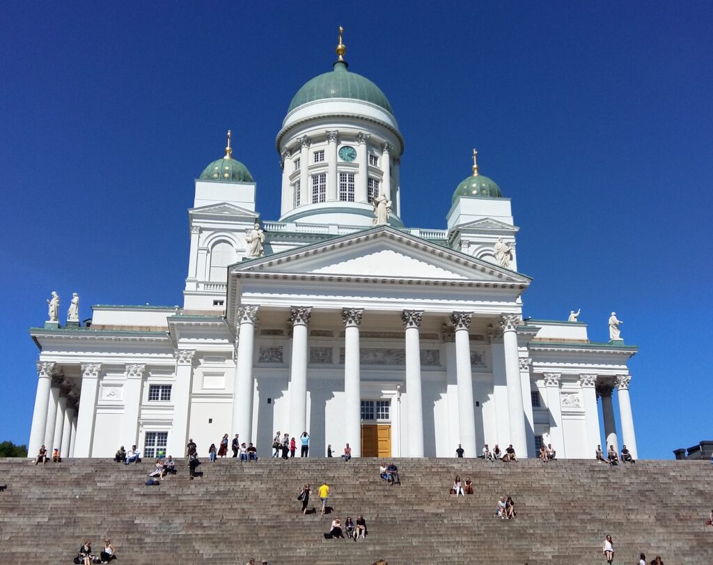 Ο διάσημος λευκός Καθεδρικός του Ελσίνκι με κόσμο στα σκαλιά