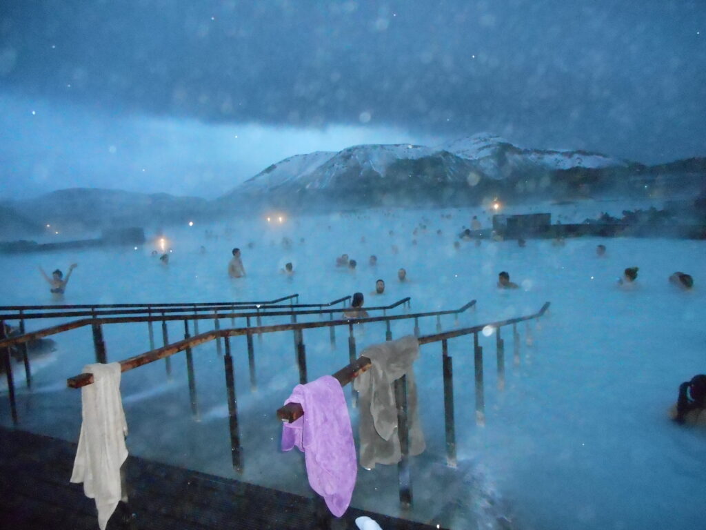Άποψη της πισίνας του Blue Lagoon με χιονόπτωση
