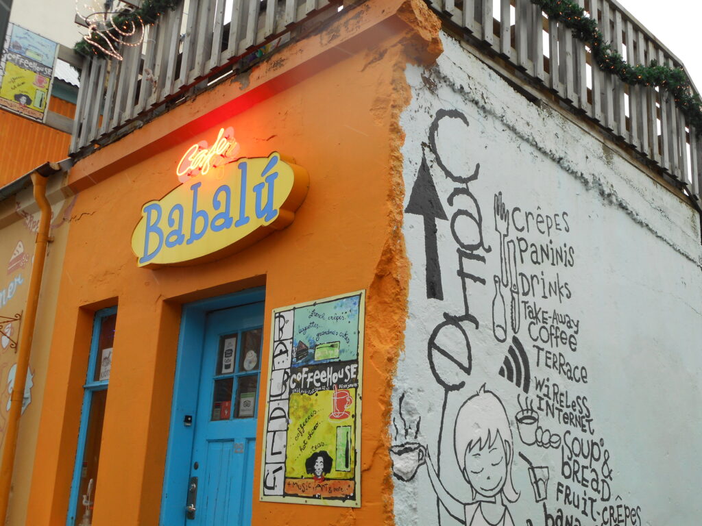 bar babalu με πορτοκαλί τοίχους και graffiti