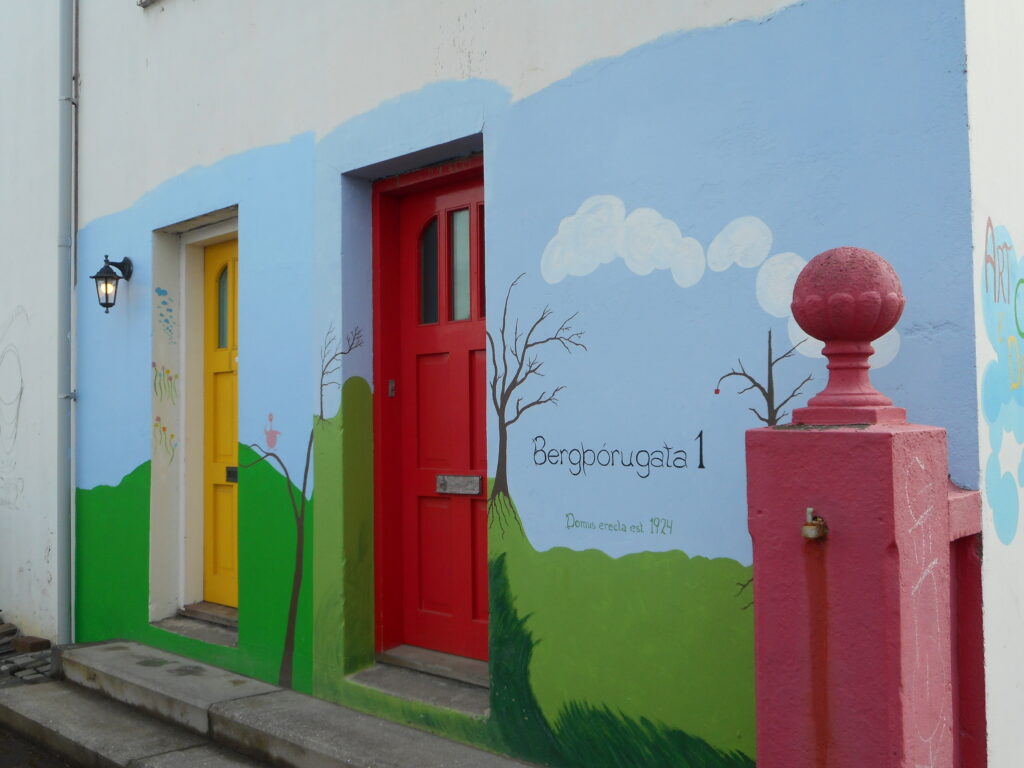 σπίτι με χρωματιστές πόρτες και graffiti