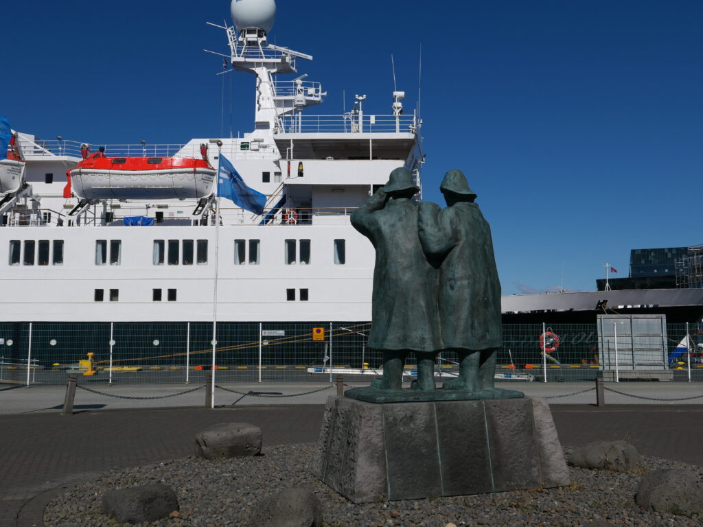 το παλιό λιμάνι με ένα άγαλμα