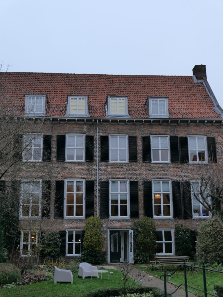 ένα πέτρινο σπίτι με κήπο στο Amersfoort