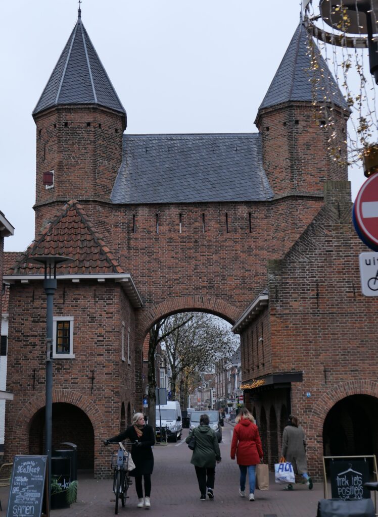 η πύλη του κάστρου με κόσμο να περνάει από μέσα στο Amersfoort
