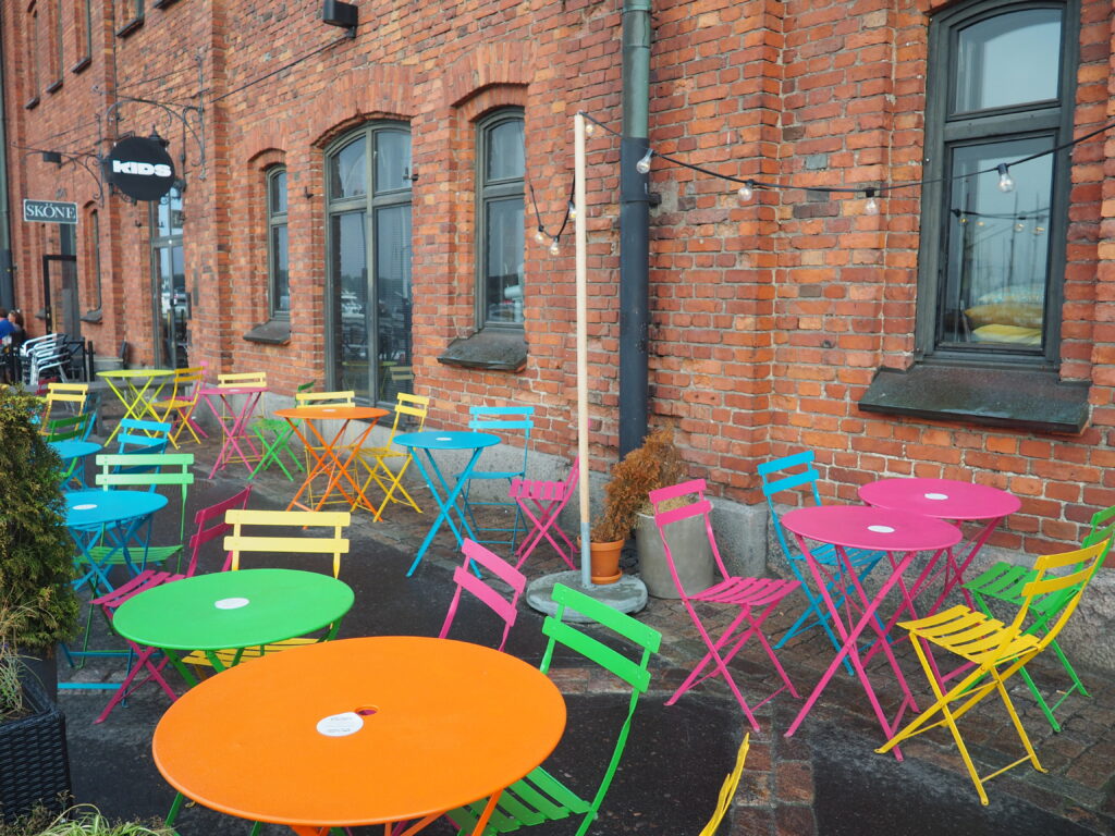 Χρωματιστές καρέκλες και τραπέζια σε καφέ στο Ελσίνκι