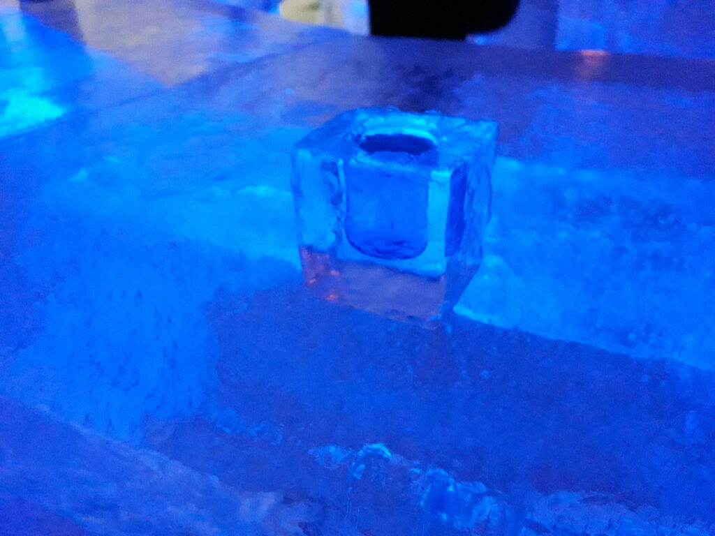 βότκα σε παγωμένο σφηνάκι στο sorrisniva ice hotel,Alta Norway