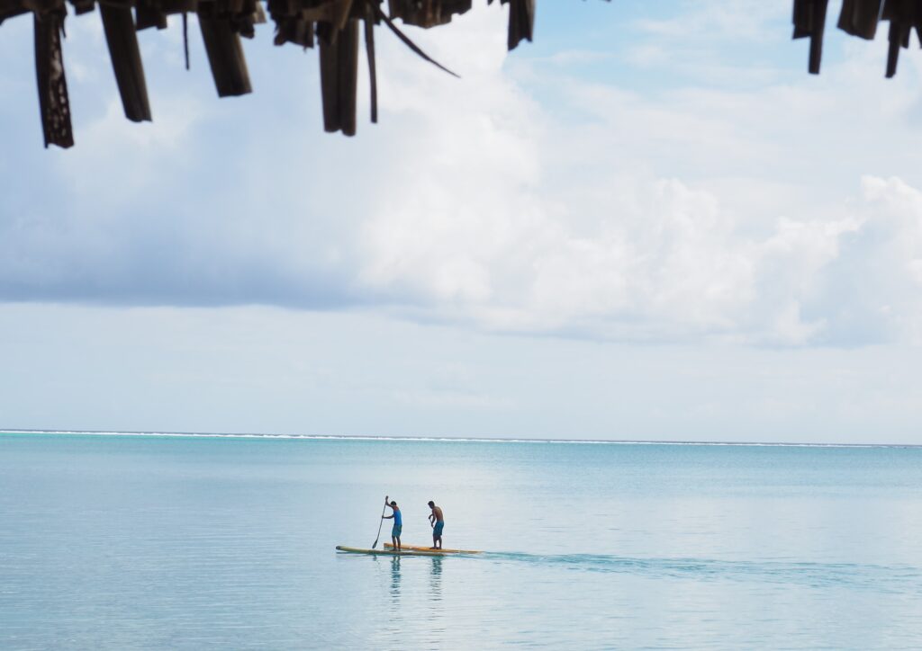 2 άνδρες κάνουν κανό στη θάλασσα στα νησιά Μπόρα Μπόρα