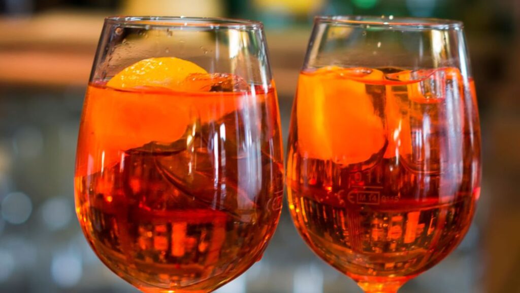 2 ποτήρια με aperolspritz