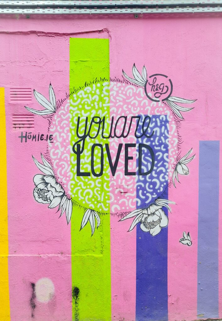Γκράφιτι You are loved στο Δουβλίνο