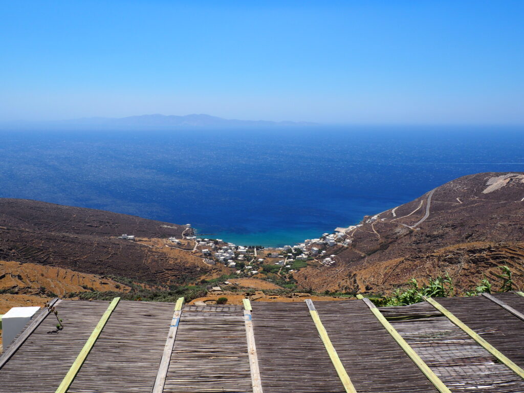 θέα από τα Υστέρνια στην Τήνο