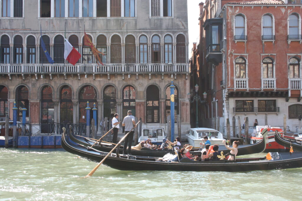 Το μεγάλο κανάλι στη Βενετία με γόνδολες και τουρίστες