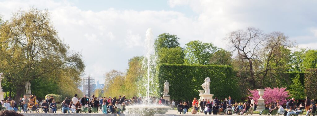 οι κήποι του Λουξεμβούργου ανθισμένοι με τα σιντριβάνια και ανθρώπους τριγύρω στο Παρίσι