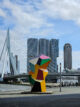 Η γέφυρα Εράσμους με το χρωματιστό γλυπτό στο Ρότερνταμ