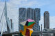 Η γέφυρα Εράσμους με το χρωματιστό γλυπτό στο Ρότερνταμ
