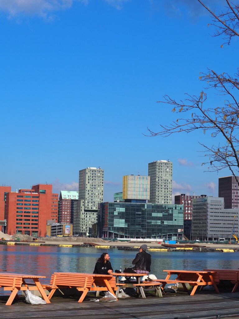 Τα τραπέζια του Fenix food market είναι μπροστά στη θάλασσα