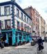 Ποδηλάτης στη διάσημη συνοικία Temple Bar στο Δουβλίνο