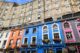 H διάσημη οδός Victoria street με τα πολύχρωμα σπίτια στο Εδιμβούργο
