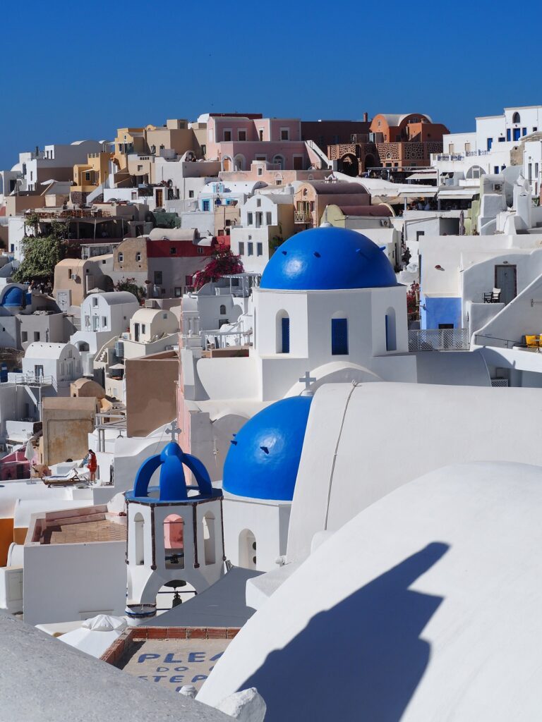Λευκά σπίτια, καμπαναριά και μπλε τρούλοι στη Σαντορίνη